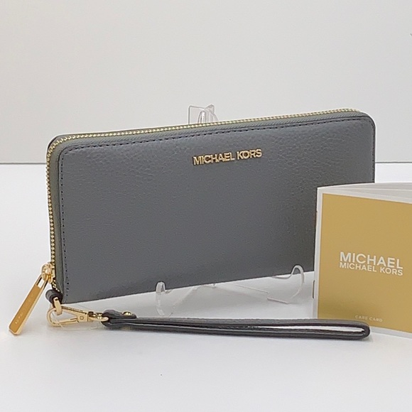 MICHAEL KORS LARGE TRAVEL CONTINENTAL WRISTLET WALLET HEATHER GREY COLOR
NWT - Picture 11 of 16